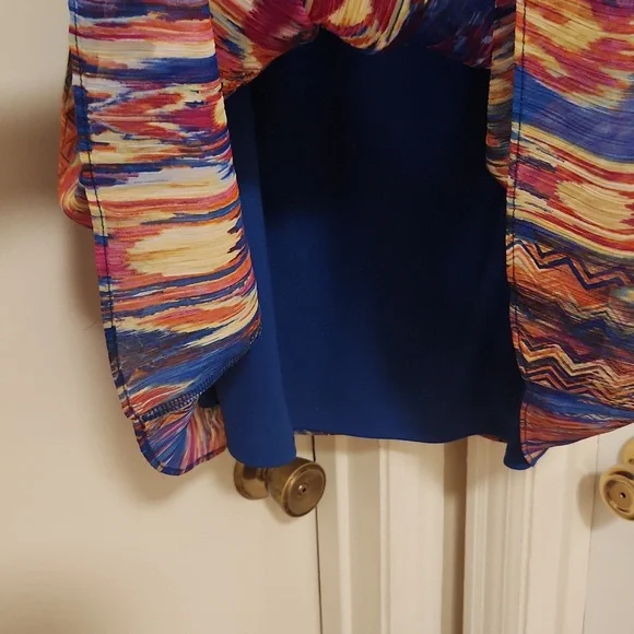 Colorful dress! It has belt loops to show your curves by adding a belt💃🏽 - Picture 6 of 7